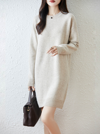 Moteriškas vilnonis megztinis su gobtuvu, apvalus kaklas, ilgos rankovės, vidutinio ilgio, 95% vilna