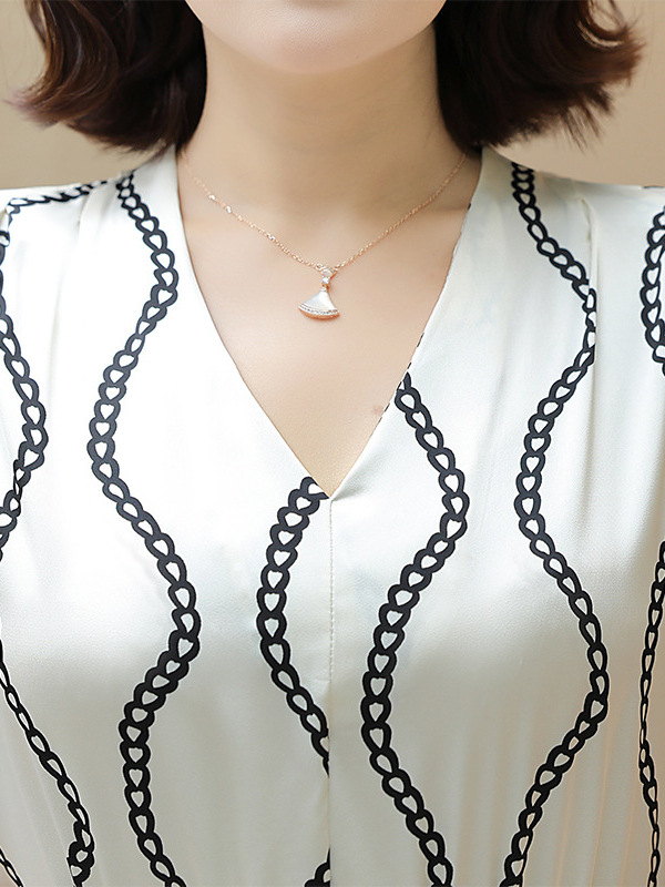 Vidēja garuma vasaras kleita ar V-veida izgriezumu, elegants un svaigs stils, poliestera audums, vasara 2025