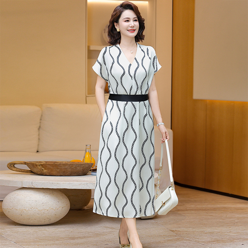 Vidēja garuma vasaras kleita ar V-veida izgriezumu, elegants un svaigs stils, poliestera audums, vasara 2025