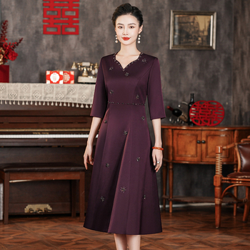 Sieviešu kleita ķīniešu stilā ar V kaklu, pavasaris 2024, brokāta satīns, poliestera 90–95%, svārku garums 116 cm