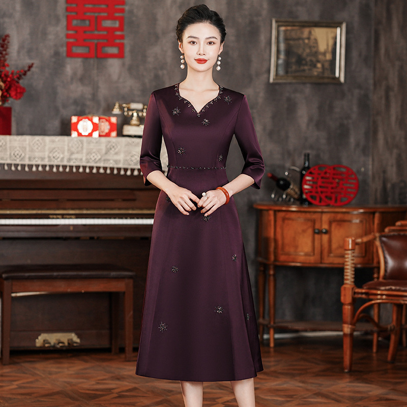 Sieviešu kleita ķīniešu stilā ar V kaklu, pavasaris 2024, brokāta satīns, poliestera 90–95%, svārku garums 116 cm