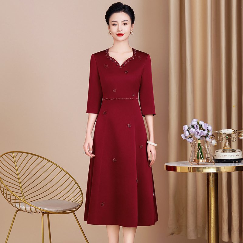 Sieviešu kleita ķīniešu stilā ar V kaklu, pavasaris 2024, brokāta satīns, poliestera 90–95%, svārku garums 116 cm