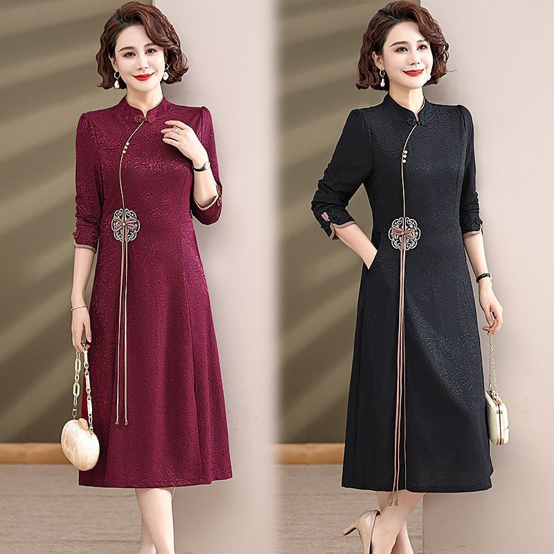 Haljina srednje duljine u kineskom stilu s cvjetnom izvezom, za zrelu ženu, stojeći ovratnik, dugi rukavi, elastičan pojas, poliester