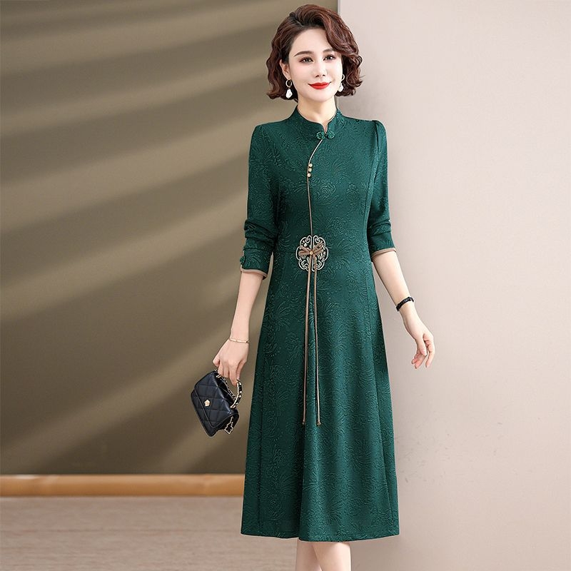 Haljina srednje duljine u kineskom stilu s cvjetnom izvezom, za zrelu ženu, stojeći ovratnik, dugi rukavi, elastičan pojas, poliester