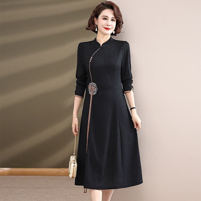 Haljina srednje duljine u kineskom stilu s cvjetnom izvezom, za zrelu ženu, stojeći ovratnik, dugi rukavi, elastičan pojas, poliester