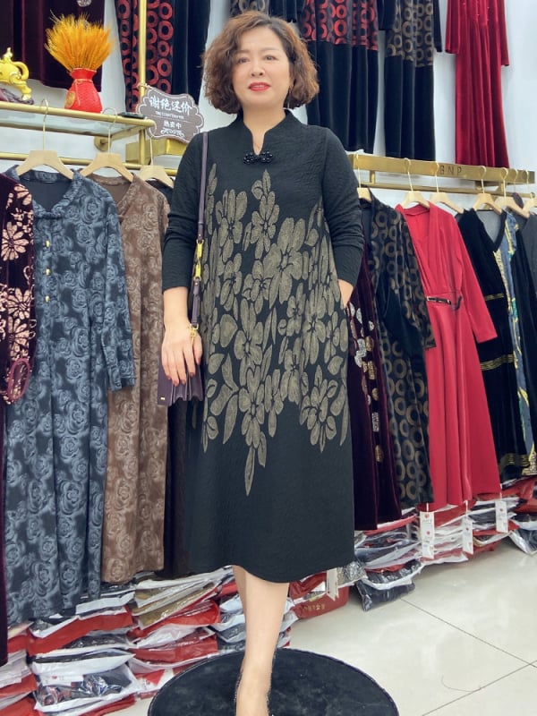 Ankola rudens-ziemas kleita vidējā vecuma sievietēm, elegants stils darbam; galvenais audums 90–95% cits, elastāns <30%