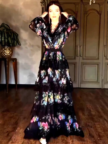 Rochie cu decolteu în V, croială în A, lungime midi, mâneci 3/4, poliester