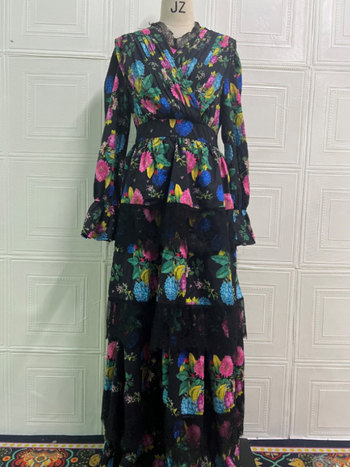 Rochie cu decolteu în V, croială în A, lungime midi, mâneci 3/4, poliester