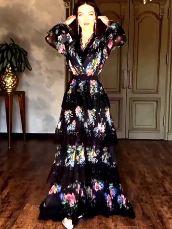 Rochie cu decolteu în V, croială în A, lungime midi, mâneci 3/4, poliester