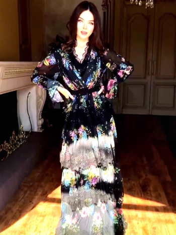 Rochie cu decolteu în V, croială în A, lungime midi, mâneci 3/4, poliester