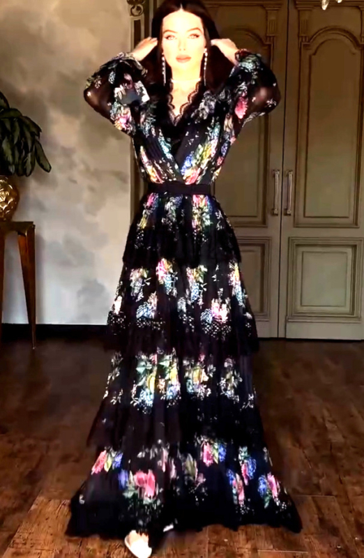 Rochie cu decolteu în V, croială în A, lungime midi, mâneci 3/4, poliester