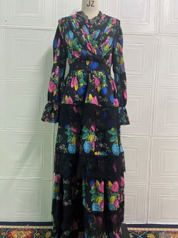 Rochie cu decolteu în V, croială în A, lungime midi, mâneci 3/4, poliester