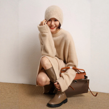 Moteriška kašmyro megztinė-suknelė laisvo kirpimo, ilga, apvalus kaklas, su įpjova, 30–50% kašmyro turinys