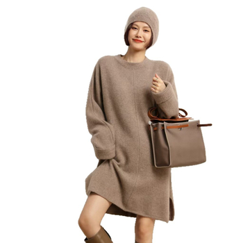 Moteriška kašmyro megztinė-suknelė laisvo kirpimo, ilga, apvalus kaklas, su įpjova, 30–50% kašmyro turinys