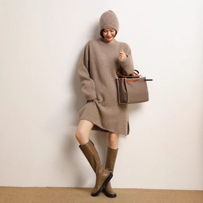 Moteriška kašmyro megztinė-suknelė laisvo kirpimo, ilga, apvalus kaklas, su įpjova, 30–50% kašmyro turinys