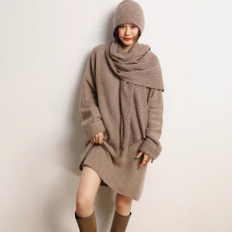 Moteriška kašmyro megztinė-suknelė laisvo kirpimo, ilga, apvalus kaklas, su įpjova, 30–50% kašmyro turinys