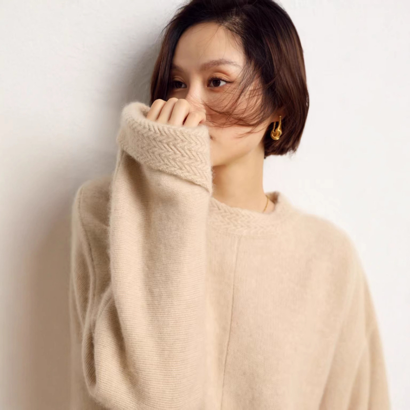 Moteriška kašmyro megztinė-suknelė laisvo kirpimo, ilga, apvalus kaklas, su įpjova, 30–50% kašmyro turinys