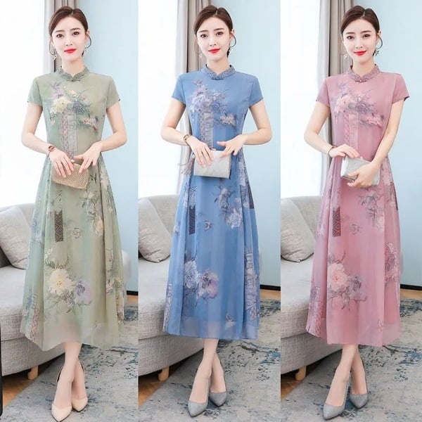 Rochie în stil cheongsam, cu guler înalt, mâneci scurte, croială A-line, talie înaltă.