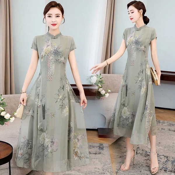Rochie în stil cheongsam, cu guler înalt, mâneci scurte, croială A-line, talie înaltă.