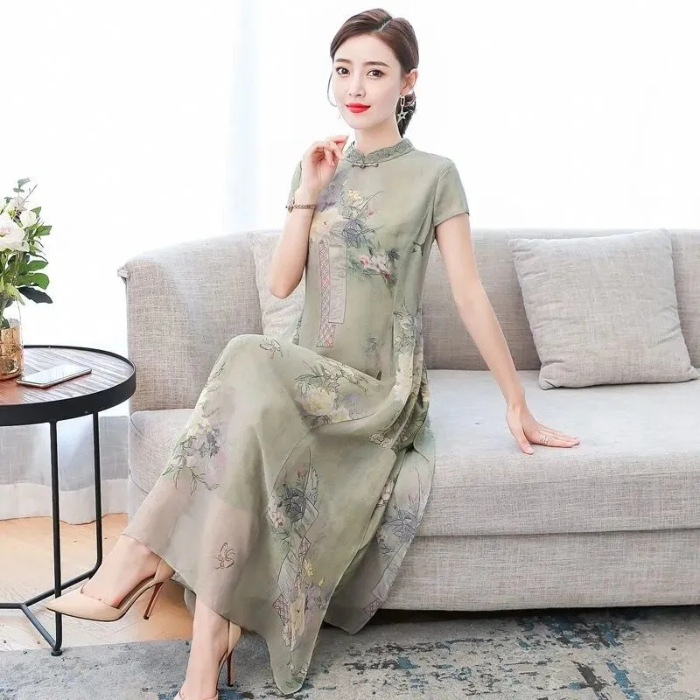 Rochie în stil cheongsam, cu guler înalt, mâneci scurte, croială A-line, talie înaltă.