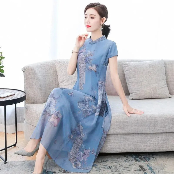 Rochie în stil cheongsam, cu guler înalt, mâneci scurte, croială A-line, talie înaltă.