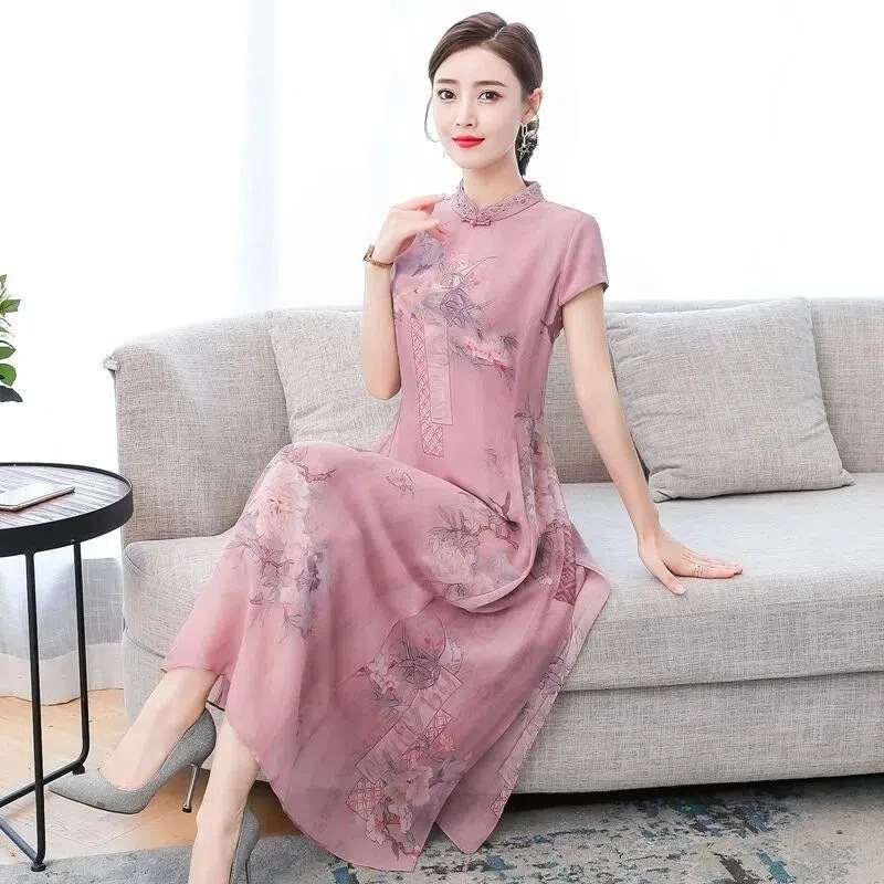 Rochie în stil cheongsam, cu guler înalt, mâneci scurte, croială A-line, talie înaltă.