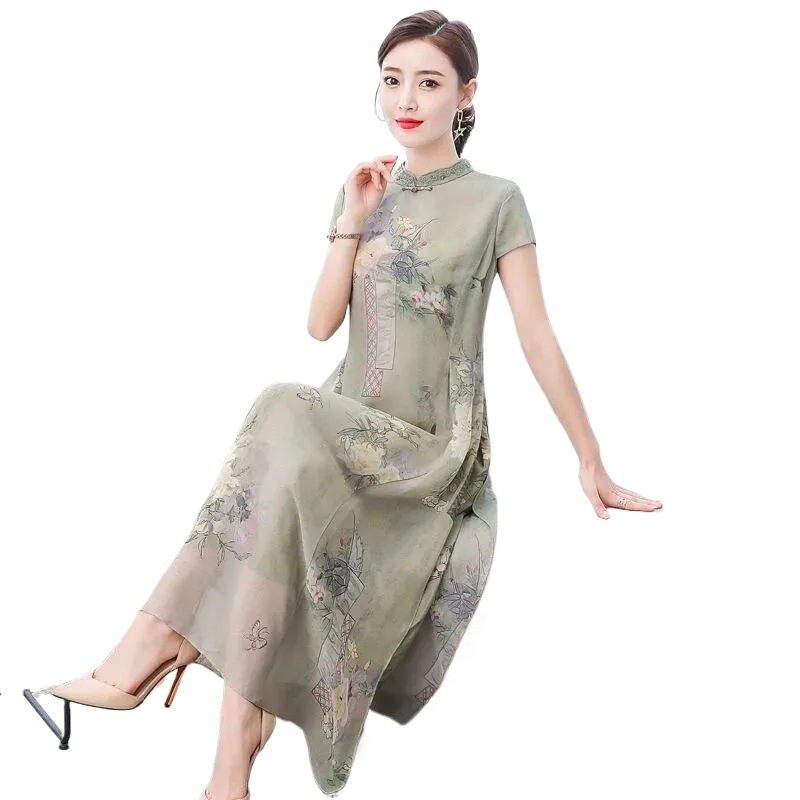 Rochie în stil cheongsam, cu guler înalt, mâneci scurte, croială A-line, talie înaltă.