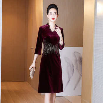 V-kaelusega kleit sametist taljega, käsitsi tikitud helmestega, satiinibrokkaat kangas, hiina stiil