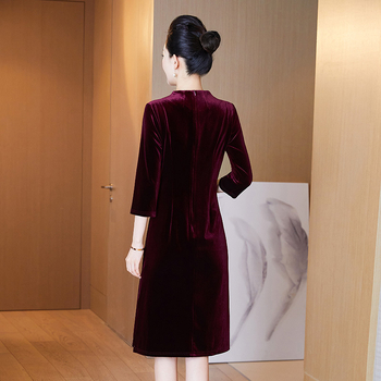 V-kaelusega kleit sametist taljega, käsitsi tikitud helmestega, satiinibrokkaat kangas, hiina stiil