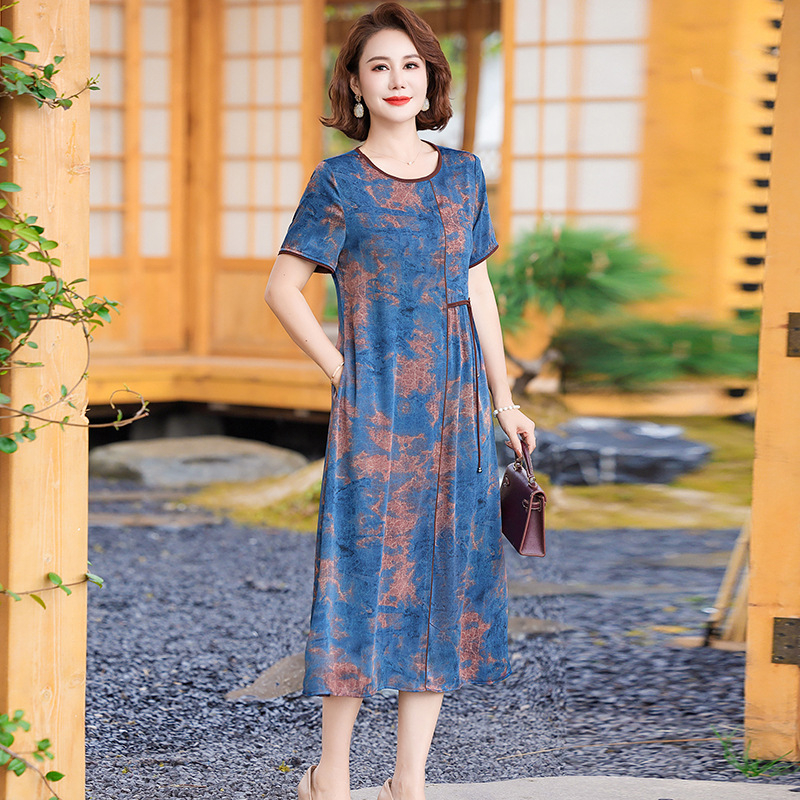 Kleita ar īsām piedurknēm, apdrukāta, slaida silueta, vidēja garuma, poliesters 95%