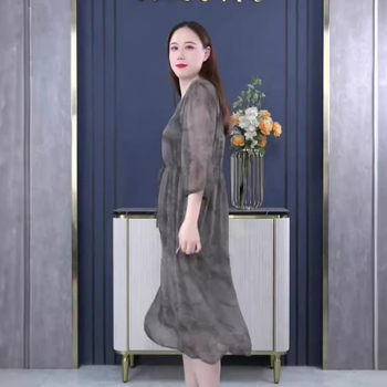 Šifona kleita ar drapētu siluetu, īsām piedurknēm, drukāšana (šifona audums; poliester 80-90%; īsas piedurknes; drapēta silueta; elegants stils)