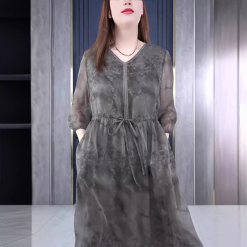 Šifona kleita ar drapētu siluetu, īsām piedurknēm, drukāšana (šifona audums; poliester 80-90%; īsas piedurknes; drapēta silueta; elegants stils)