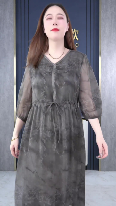 Šifona kleita ar drapētu siluetu, īsām piedurknēm, drukāšana (šifona audums; poliester 80-90%; īsas piedurknes; drapēta silueta; elegants stils)