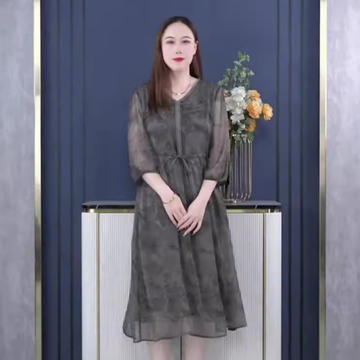 Šifona kleita ar drapētu siluetu, īsām piedurknēm, drukāšana (šifona audums; poliester 80-90%; īsas piedurknes; drapēta silueta; elegants stils)