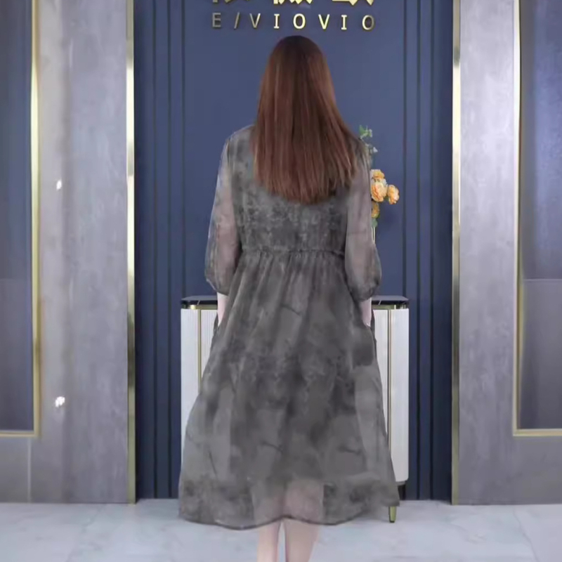 Šifona kleita ar drapētu siluetu, īsām piedurknēm, drukāšana (šifona audums; poliester 80-90%; īsas piedurknes; drapēta silueta; elegants stils)