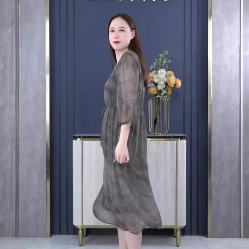 Šifona kleita ar drapētu siluetu, īsām piedurknēm, drukāšana (šifona audums; poliester 80-90%; īsas piedurknes; drapēta silueta; elegants stils)