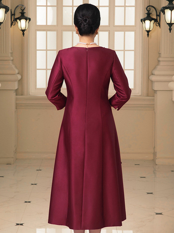 Vestuvinė suknelė motinai nuotakos ar jaunikio motinai: apvalus kaklo iškirptimas, vidutinio ilgio rankovės, midi ilgio, kinų stiliaus, poliesterio-viskozės mišinys