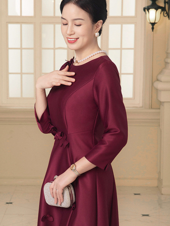 Vestuvinė suknelė motinai nuotakos ar jaunikio motinai: apvalus kaklo iškirptimas, vidutinio ilgio rankovės, midi ilgio, kinų stiliaus, poliesterio-viskozės mišinys