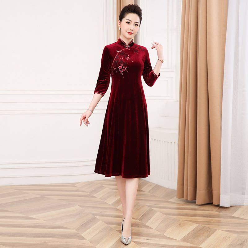 Haljina s kineskim vjetrom i elegantnim retro dojmom — satin brokat Tribute; poliester 90–95%; duga suknja 116 cm; stil: kineski vjetar; tip stila: temperamentni gradski