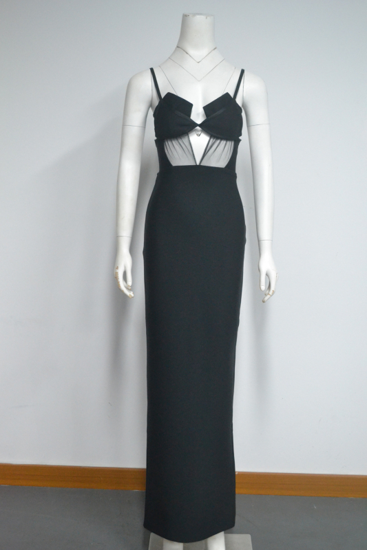 Rochie tricotată cu design prin îmbinări, decolteu adânc în V, fără mâneci, talie înaltă, lungă