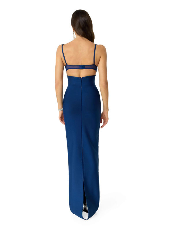 Rochie tricotată cu design prin îmbinări, decolteu adânc în V, fără mâneci, talie înaltă, lungă