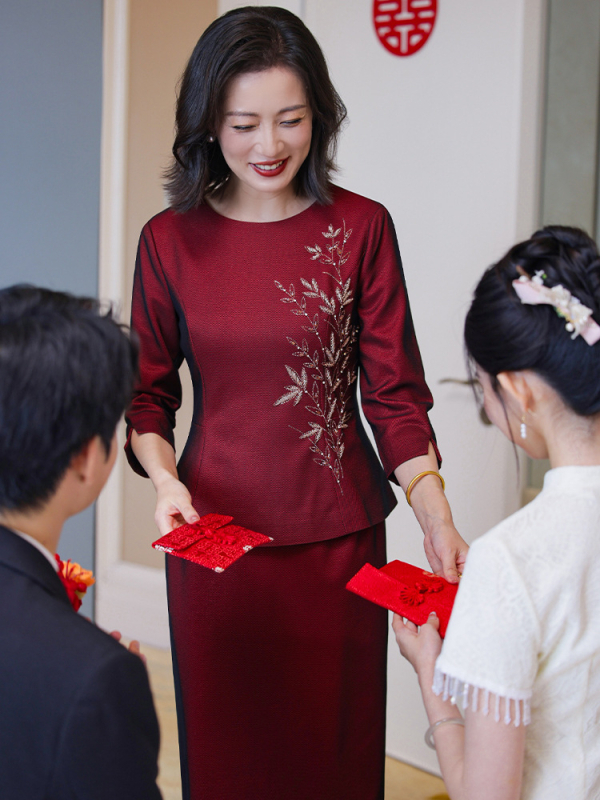 Нов китайски стил майчин костюм за пролетни партита и сватби, проста елегантна рокля с мъниста, средна дължина, ацетат и полиестер 90–95%