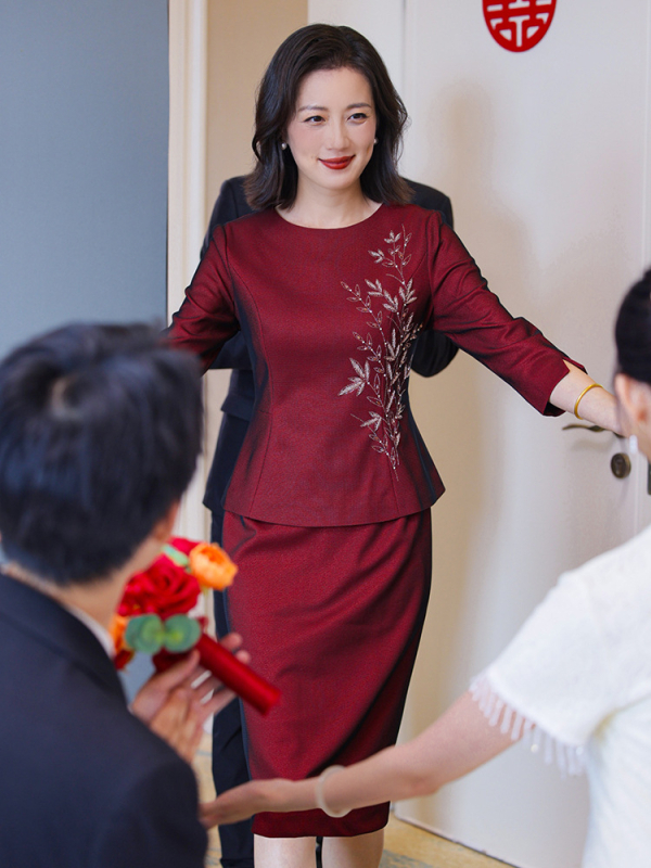 Нов китайски стил майчин костюм за пролетни партита и сватби, проста елегантна рокля с мъниста, средна дължина, ацетат и полиестер 90–95%