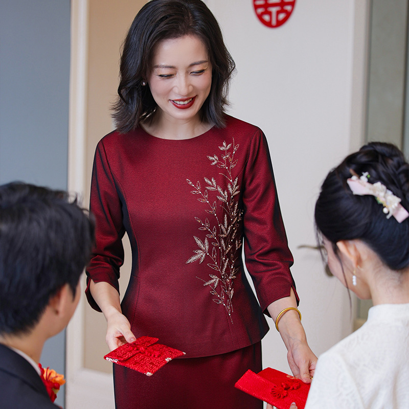 Нов китайски стил майчин костюм за пролетни партита и сватби, проста елегантна рокля с мъниста, средна дължина, ацетат и полиестер 90–95%