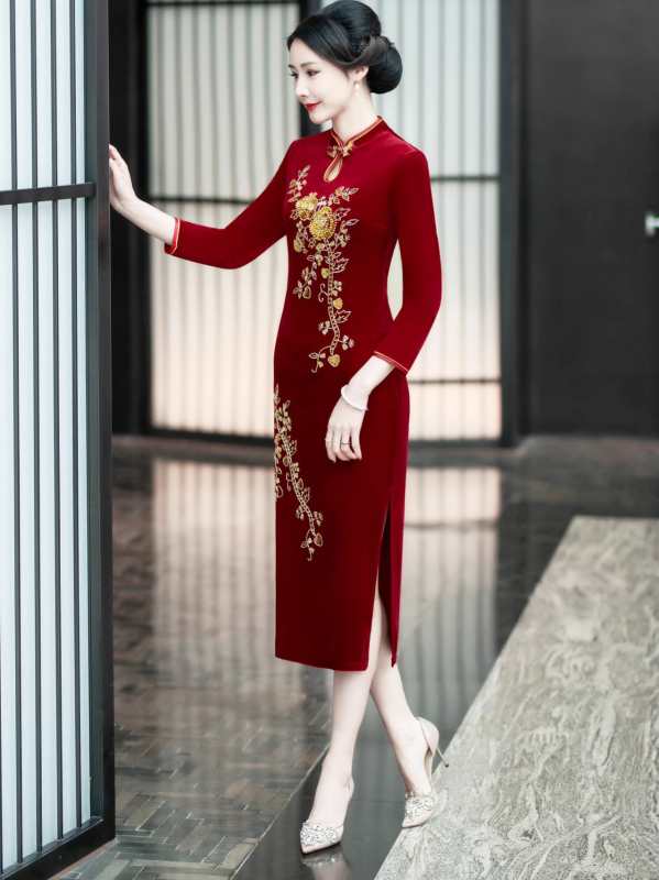 Čipao kleita ar garu šķeltni, ķīniešu stils, vidēja–gara garuma, poliestera audums, raksts