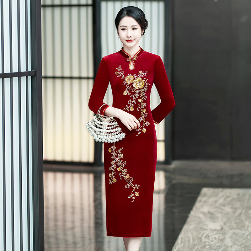 Čipao kleita ar garu šķeltni, ķīniešu stils, vidēja–gara garuma, poliestera audums, raksts