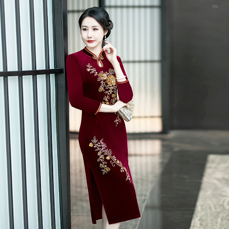 Čipao kleita ar garu šķeltni, ķīniešu stils, vidēja–gara garuma, poliestera audums, raksts