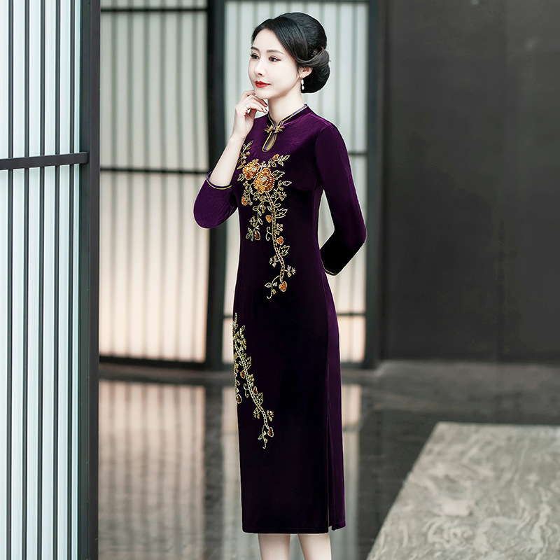 Čipao kleita ar garu šķeltni, ķīniešu stils, vidēja–gara garuma, poliestera audums, raksts