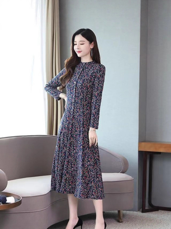 Kleita ar garām piedurknēm no poliestera, 70–80% poliestera saturs, vidēja garuma, drukas izstrāde, rudens 2025