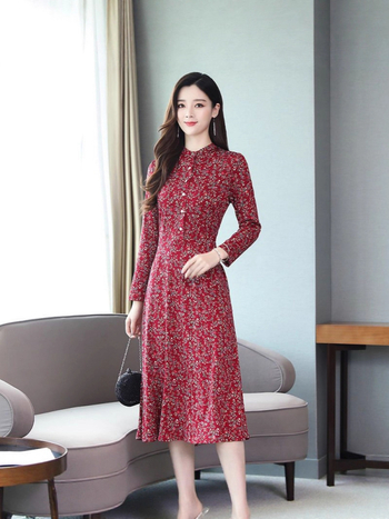 Kleita ar garām piedurknēm no poliestera, 70–80% poliestera saturs, vidēja garuma, drukas izstrāde, rudens 2025